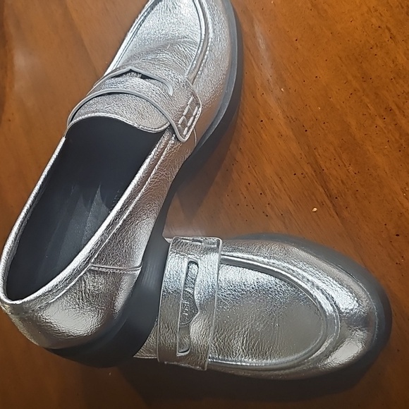 Chinese Laundry Porter Silver Metallic Womens Loafer - Picture 2 of 10